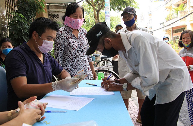 Hơn 450.000 người đ&atilde; nhận trợ cấp do COVID-19