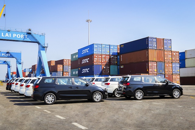 Lô xe Kia Grand Carnival được đưa vô container tại Khu công nghiệp THACO Chu Lai (Quảng Nam) để xuất khẩu sang Thái Lan
