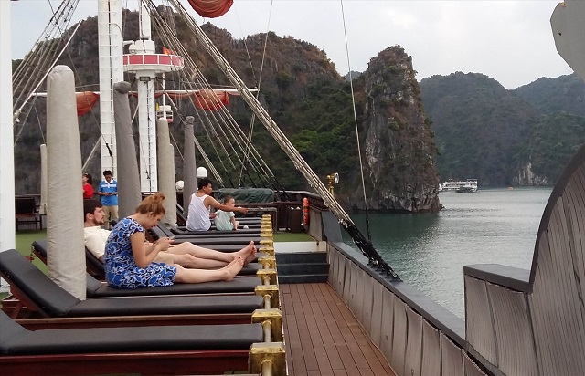 Trên 90% du khách nghỉ đêm trên vịnh Hạ Long là người nước ngoài.