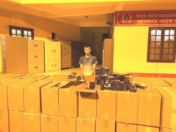 Thanh Hóa: Bắt giữ 1 xe thư báo chở 40 nghìn bao thuốc lá lậu