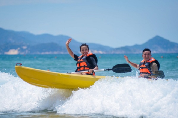 Du khách vui chơi trên bãi biển