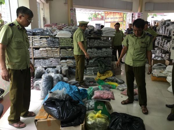 Hàng giả - hàng nhái: Kiểm tra 7 cửa hàng, tạm giữ hơn 33.000 sản phẩm có dấu hiệu giả mạo nhãn mác ở Bắc Ninh