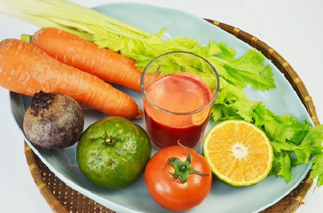 Nước &eacute;p c&aacute;c loại rau củ tươi l&agrave;m sạch gan hiệu quả