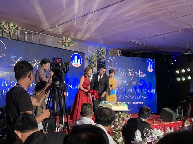 Ban l&atilde;nh đạo C&ocirc;ng ty Cổ phần Thương mại Bất động sản Nhật Nam cắt b&aacute;nh kem mừng lễ kỷ niệm 1 năm th&agrave;nh lập c&ocirc;ng ty