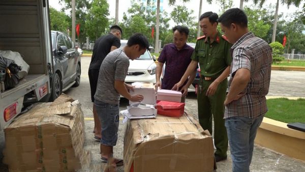 Hàng giả, hàng nhái: Liên tiếp bắt giữ 2 lô giày, dép không rõ nguồn gốc tại Lào Cai