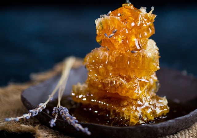 Đậu phụ kết hợp với mật ong dễ g&acirc;y n&ecirc;n t&igrave;nh trạng ti&ecirc;u chảy