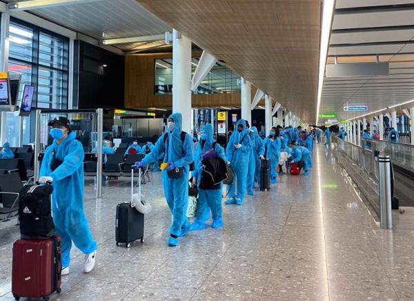 Khuyến cáo: Cảnh giác lời mời mua vé máy bay về nước không rõ nguồn gốc