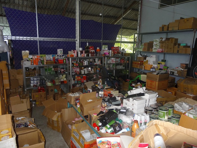 Số h&agrave;ng h&oacute;a trưng b&agrave;y v&agrave; lưu kho tại địa điểm kinh doanh của b&agrave; Hồng