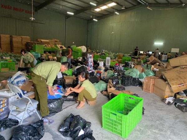 Hàng giả, hàng nhái: Phát giữ kho hàng lậu ‘khủng’ của ông chủ Trung Quốc tại Hà Nội Hàng giả, hàng nhái: Phát giữ kho hàng lậu ‘khủng’ của ông chủ Trung Quốc tại Hà Nội