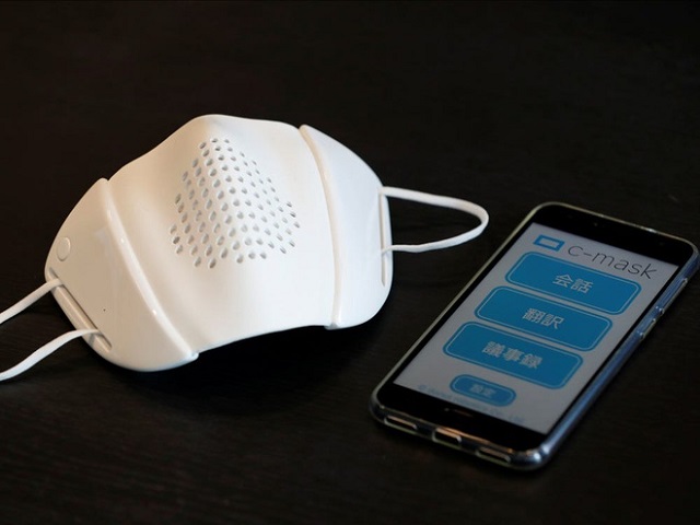 Khẩu trang C-FACE của Nhật Bản có khả năng phiên dịch từ tiếng Nhật sang 8 ngôn ngữ, bao gồm tiếng Việt.