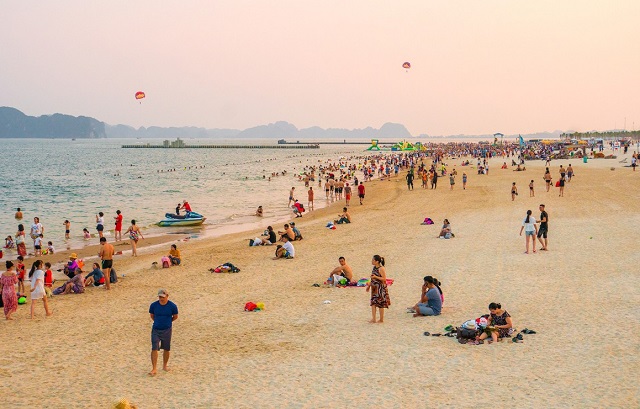 Các điểm du lịch Quảng Ninh đông kỷ lục dịp cuối tuần