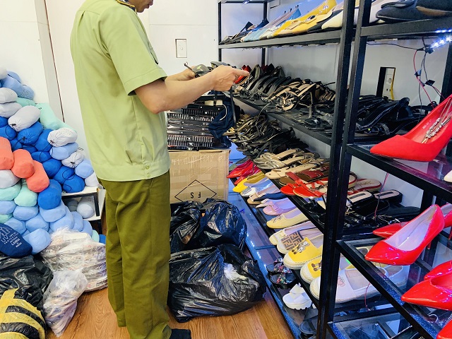 Cục QLTT Nghệ An kiểm tra h&agrave;ng h&oacute;a kh&ocirc;ng r&otilde; nguồn gốc xuất xứ