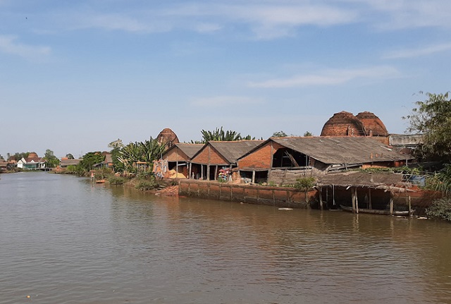 Nghề l&agrave;m gạch ng&oacute;i ở Vĩnh Long đ&atilde; c&oacute; từ rất sớm, trải qua bao nhi&ecirc;u đời nay