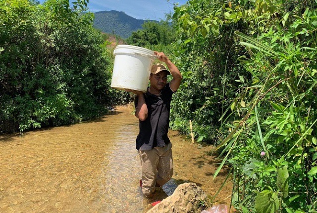Thiếu nước sạch, người d&acirc;n phải tận dụng nước từ c&aacute;c khe suối để sinh hoạt