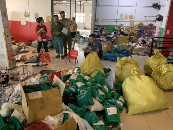 Phát hiện 2 cửa hàng buôn bán hàng nghìn sản phẩm giả mạo nhãn hiệu ở Quảng Ninh Phát hiện 2 cửa hàng buôn bán hàng nghìn sản phẩm giả mạo nhãn hiệu ở Quảng Ninh