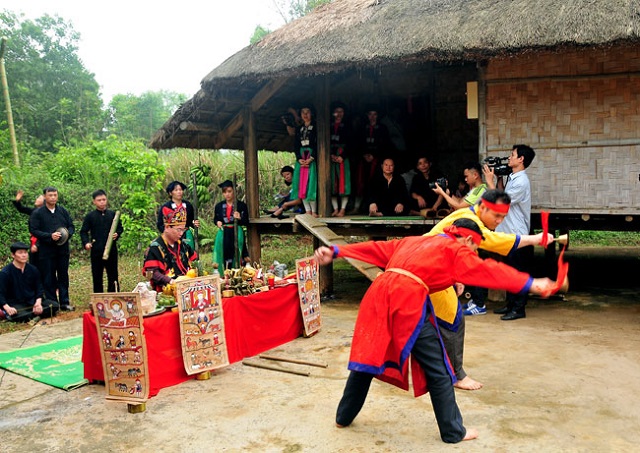 Theo các nhà nghiên cứu văn hóa dân gian, điệu múa Tắc Xình có chín điệu cơ bản gồm: Thăm đường, lập làng, bắt quyết, mài dao, phát nương dọn rẫy, tra mố, hái lượm, mừng mùa vụ và chim câu
