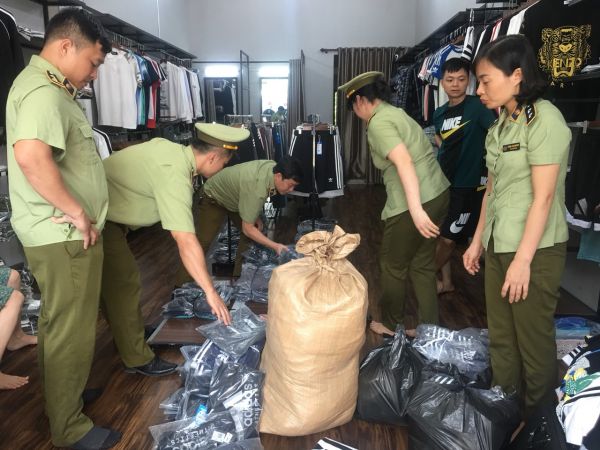 Bắc Giang: Thu giữ gần 3.000 sản phẩm nghi hàng giả, hàng nhái Bắc Giang: Thu giữ gần 3.000 sản phẩm nghi hàng giả, hàng nhái