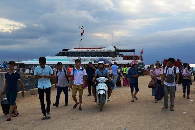 Huyện đảo L&yacute; Sơn tạm dừng đ&oacute;n kh&aacute;ch du lịch