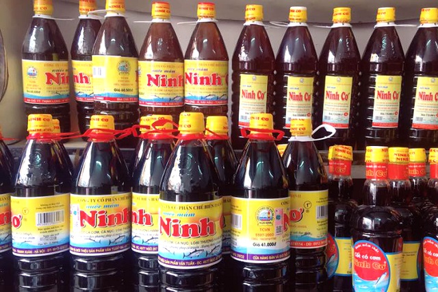 Nước mắm Ninh Cơ sản xuất theo c&ocirc;ng nghệ kết hợp giữa quy tr&igrave;nh g&agrave;i n&eacute;n, phơi nắng, đ&aacute;nh quậy