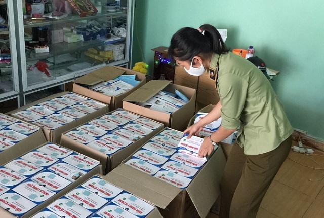 Lực lượng quản l&yacute; thị trường kiểm tra v&agrave; thu giữ số khẩu trang kh&ocirc;ng r&otilde; nguồn gốc xuất xứ tại Đ&agrave; Nẵng