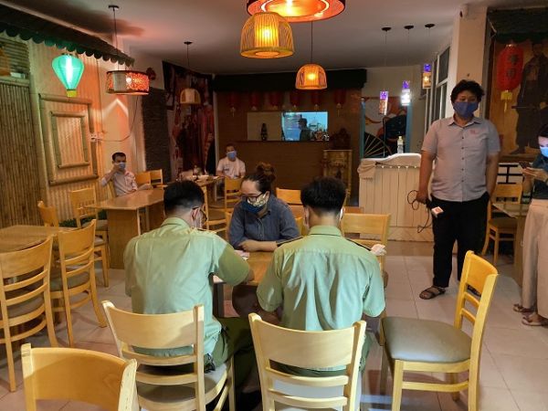 Đà Nẵng: Kiểm tra, xử lý cửa hàng ăn uống không tuân thủ quy định cách ly xã hội trên địa bàn
