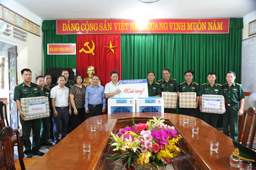 Đo&agrave;n thăm, kiểm tra v&agrave; tặng quả tại Đồn Bi&ecirc;n ph&ograve;ng M&ocirc;n Sơn, huyện Con Cu&ocirc;ng, tỉnh Nghệ An