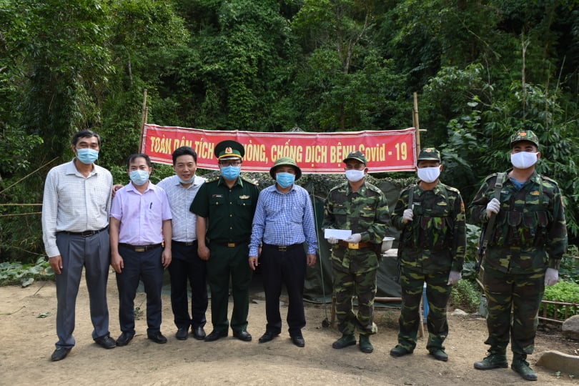 Đo&agrave;n trực tiếp đi kiểm tra c&ocirc;ng t&aacute;c ph&ograve;ng chống tại c&aacute;c chốt ph&ograve;ng chốt ph&ograve;ng chống dịch