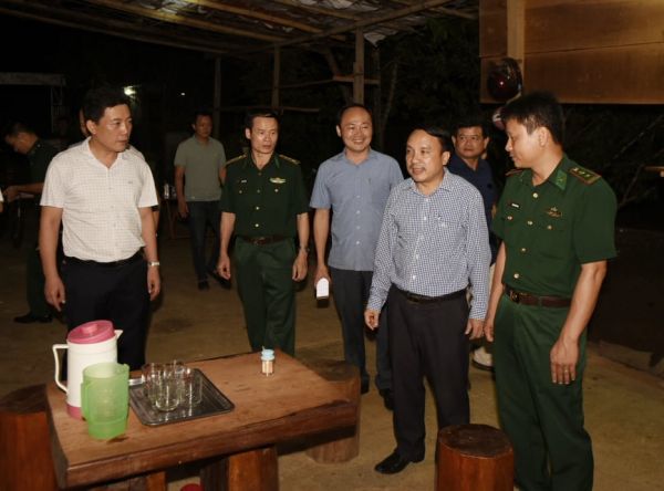 BCĐ phòng, chống dịch Covid-19 tỉnh Nghệ An thăm, tặng quà và kiểm tra tại các trạm quân dân y thuộc 3 huyện vùng biên