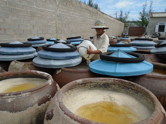 c&aacute;c nh&agrave; lều phục vụ sản xuất nước mắm ở Phan Thiết đều kh&ocirc;ng hoạt động hết c&ocirc;ng suất do thiếu c&aacute; cơm