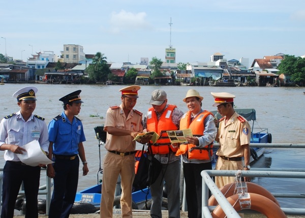 Ban An to&agrave;n Giao th&ocirc;ng th&agrave;nh phố H&agrave; Nội đề nghị c&aacute;c đơn vị li&ecirc;n quan thực hiện c&aacute;c giải ph&aacute;p bảo đảm an to&agrave;n giao th&ocirc;ng đường thủy trong m&ugrave;a mưa b&atilde;o 2020