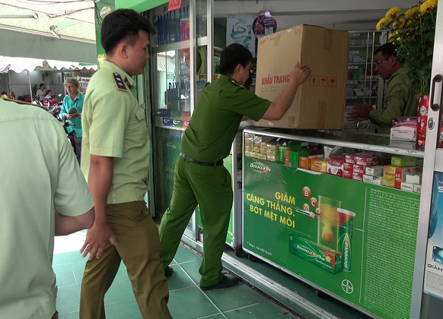 Đội QLTT số 8 quyết định tạm giữ to&agrave;n bộ số khẩu trang y tế tr&ecirc;n v&agrave; đưa về trụ sở để tiếp tục x&aacute;c minh, xử l&yacute; theo quy định ph&aacute;p luật