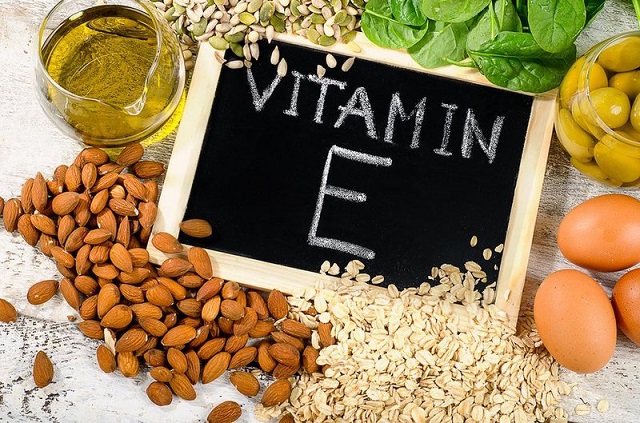 Vitamin E l&agrave; một chất dinh dưỡng gi&uacute;p bảo vệ c&aacute;c tế b&agrave;o cơ thể bạn khỏi c&aacute;c gốc tự do c&oacute; hại