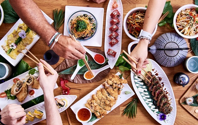 Ngộ độc thực phẩm thường biểu hiện qua các triệu chứng như nôn mửa, tiêu chảy, đau bụng dữ dội, đau cơ, da tím tái, khó thở, ngưng thở, co giật, trụy mạch, bất tỉnh