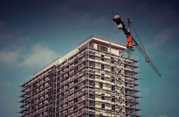 Dầu khí và bất động sản đã 'ngấm đòn' nặng Covid-19