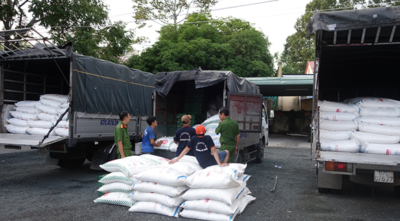 Hàng giả, hàng nhái: An Giang bắt giữ 4 xe tải vận chuyển 39 tấn đường nghi nhập lậu