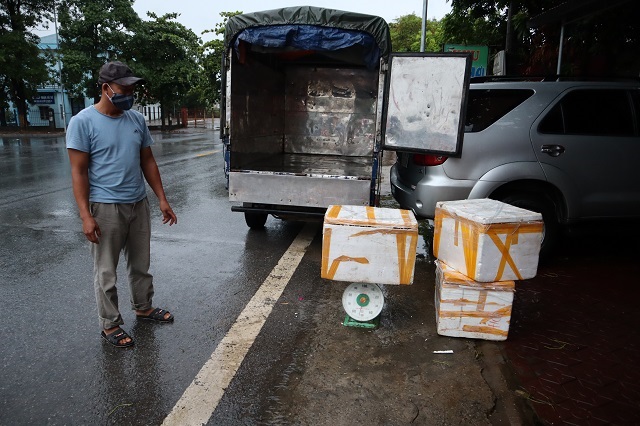 Chủ xe bị bắt kiểm tra vì vận chuyển sản phẩm động vật không bảo đảm yêu cầu vệ sinh thú y và an toàn thực phẩm để kinh doanh