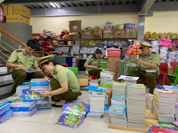 Hà Giang: Thu giữ gần 4.000 quyển sách giáo khoa có dấu hiệu giả mạo NXB Giáo dục Việt Nam Hà Giang: Thu giữ gần 4.000 quyển sách giáo khoa có dấu hiệu giả mạo NXB Giáo dục Việt Nam