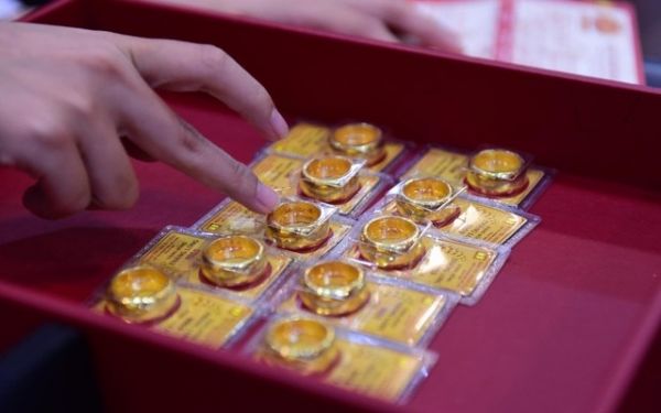 Giá vàng hôm nay 10/8: Tiếp tục giảm nhẹ trước áp lực chốt lời