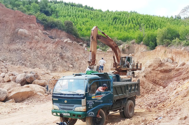 Tăng cường kiểm tra việc chấp h&agrave;nh c&aacute;c quy định về m&ocirc;i trường, tải trọng đối với c&aacute;c xe chở vật liệu, đất san lấp tại c&aacute;c mỏ, phục vụ c&aacute;c c&ocirc;ng tr&igrave;nh, dự &aacute;n trọng điểm tr&ecirc;n địa b&agrave;n tỉnh Thừ Thi&ecirc;n - Huế