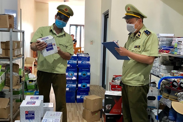 C&ocirc;ng chức Đội QLTT số 6 kiểm tra h&agrave;ng h&oacute;a tại hộ kinh doanh phụ t&ugrave;ng &ocirc; t&ocirc;