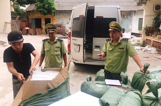 C&ocirc;ng chức Đội QLTT số 6 kiểm tra h&agrave;ng h&oacute;a vận chuyển tr&ecirc;n xe &ocirc; t&ocirc; BKS 12B-003.44