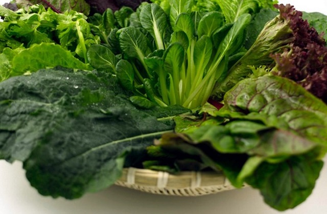 C&aacute;c loại rau xanh thẫm m&agrave;u như rau ch&acirc;n vịt, s&uacute;p lơ xanh,... gi&uacute;p cung cấp vitamin v&agrave; kho&aacute;ng chất phong ph&uacute; như vitamin A, B, C, E, K, canxi, sắt, kẽm, chất xơ
