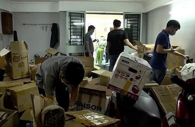 C&ocirc;ng an kiểm tra căn nh&agrave; trong hẻm số 43, đường Cộng Ho&agrave;