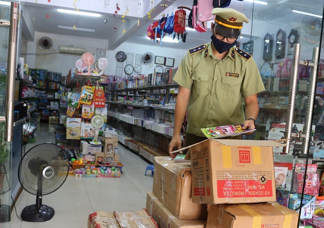 To&agrave;n bộ số s&aacute;ch gi&aacute;o khoa c&oacute; dấu hiệu giả mạo bị lực lượng chức năng tạm giữ