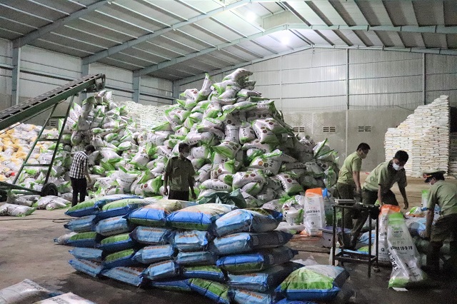 Kho h&agrave;ng chứa lượng lớn ph&acirc;n b&oacute;n hết hạn sử dụng, kh&ocirc;ng c&oacute; ng&agrave;y th&aacute;ng sản xuất hoặc kh&ocirc;ng nh&atilde;n m&aacute;c