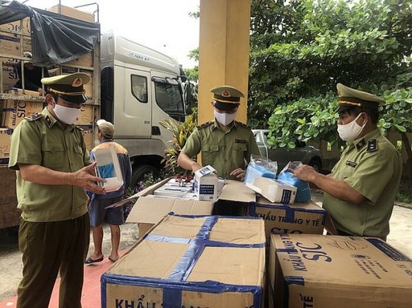 Hà Tĩnh: Bắt giữ xe ô tô chở 390.000 khẩu trang y tế và gần 1.000 mũ bảo hiểm không rõ nguồn gốc Hà Tĩnh: Bắt giữ xe ô tô chở 390.000 khẩu trang y tế và gần 1.000 mũ bảo hiểm không rõ nguồn gốc