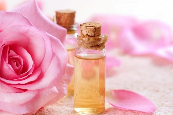 C&Aacute;CH SỬ DỤNG NƯỚC HOA HỒNG TRỊ MỤN