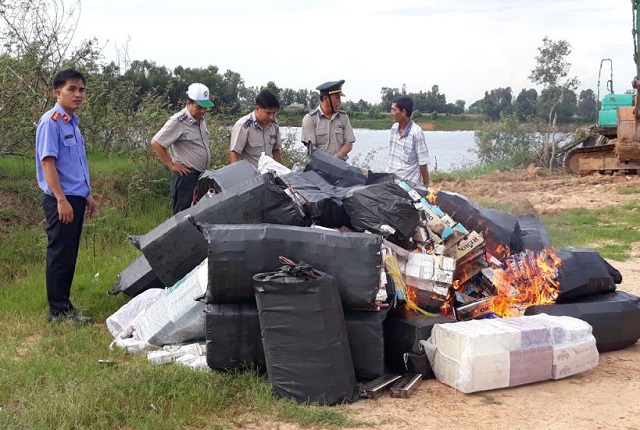 Hội đồng thi h&agrave;nh &aacute;n thị x&atilde; Kiến Tường gi&aacute;m s&aacute;t ti&ecirc;u hủy thuốc l&aacute; điếu nhập lậu