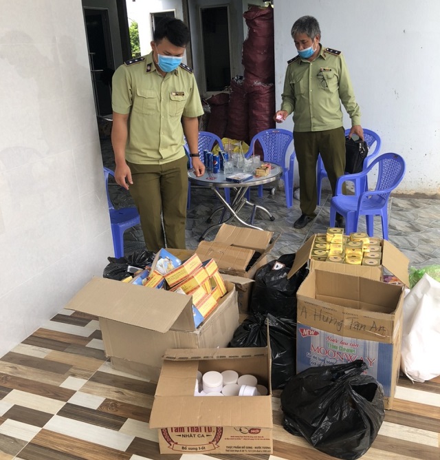 Đội QLTT số 3 tiến h&agrave;nh tạm giữ số lượng sản phẩm mỹ phẩm c&oacute; dấu hiệu vi phạm