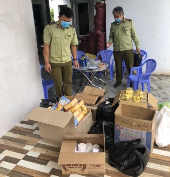 Long An: Tạm giữ hơn 2.000 sản phẩm mỹ phẩm có dấu hiệu vi phạm